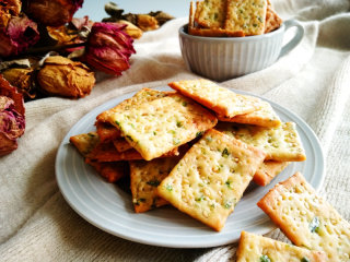 21、芝麻香葱饼干,金黄的饼干透着绿绿的香葱，颜色超漂亮！