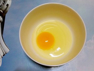 5、香酥炸鸡柳,把鸡蛋磕入碗中