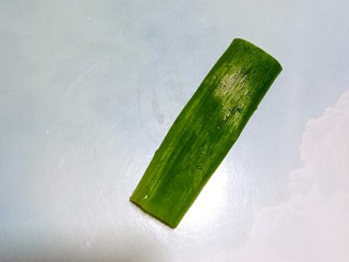 6、香酥炸鸡柳,取1小段葱洗净