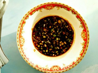 8、香酥炸鸡柳,调制酱汁:准备一个碗，倒入1勺味达美酱油，放入葱末，倒入适量盐，1勺料酒，搅拌均匀备用