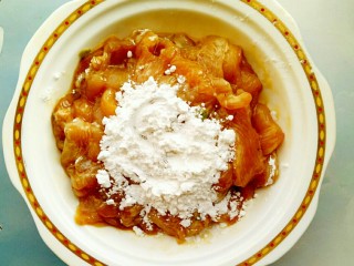 11、香酥炸鸡柳,把腌好的鸡胸脯肉倒入2勺炸鸡粉或者淀粉，用筷子搅拌均匀