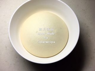 1、全麦杂粮面包,揉好的面团放入容器内覆盖保鲜膜套上袋子扎紧封口，进行发酵。（可室温发酵、可冷藏发酵中种，发酵至3～4倍大。）