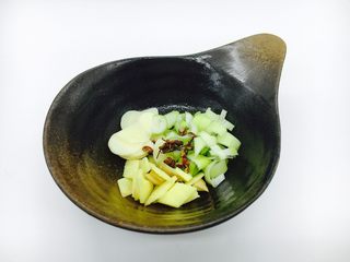 8、丝瓜煮干丝,准备好佐料：姜片、蒜片、葱花、花椒粒