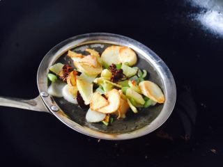 10、丝瓜煮干丝,当佐料煸出香味，用小篦网捞出佐料扔掉，留油备用。