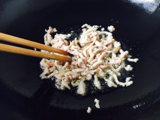 11、丝瓜煮干丝,开大火，放入肉丝，滑炒断生。