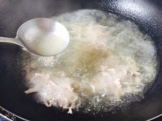 13、丝瓜煮干丝,撇去浮末