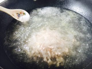 14、丝瓜煮干丝,放入1小勺盐调味