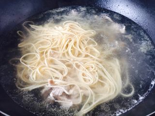 15、丝瓜煮干丝,放入干丝，大火煮开，小火煮5分钟。