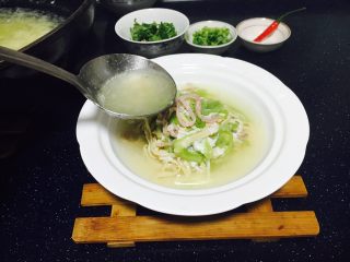 20、丝瓜煮干丝,盛一碗丝瓜汤，开饭啦！