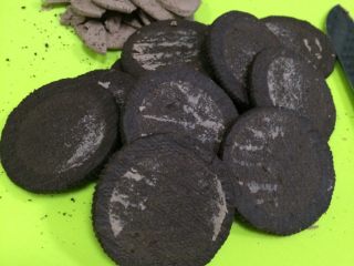 4、奥利奥花生牛轧糖,把奥利奥饼干掰开,去掉夹心。