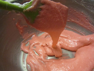 10、法式甜点马卡龙,直到蛋白糊的状态达到提起刮刀以后，蛋白糊呈带状往下飘落。裱花袋装一个圆形花嘴，把拌好的面糊装入裱花袋