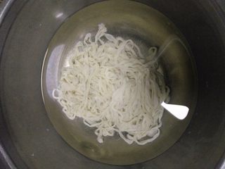 1、自制脆皮肠~好吃又放心,将羊肠衣冲洗一下,手轻一点,免得将肠衣弄破,清洗后放点黄酒浸泡半小时去味。