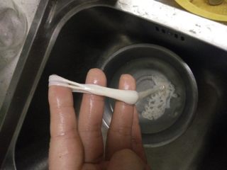 4、自制脆皮肠~好吃又放心,把泡好的肠衣放自来水龙头冲洗几遍