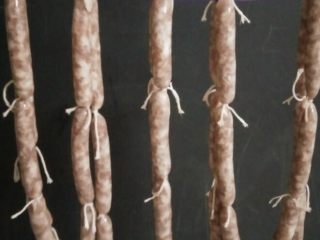 9、自制脆皮肠~好吃又放心,罐好后用棉绳分段扎紧,扎好绳子后挂在阴凉通风处晒至表皮略干爽摸着有皱里软即可(不需要晒太阳)。