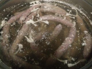 10、自制脆皮肠~好吃又放心,风干的脆皮肠冷水入锅,中火煮至水微微开时转开小火煮10至15分钟,用牙签扎一下排气,全程不要盖盖子,香肠浮在水面基本就熟了,整个过程水不要煮沸腾,有浮沫可以用锅铲瓢去