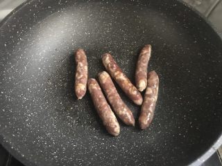 12、自制脆皮肠~好吃又放心,晾凉后的脆皮肠可以直接放锅里加一点点油煎两三分钟,蒸烤均可,还可以炒菜炒饭的时候加一点,都很好吃哦!