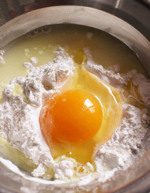 1、黃金炸藕盒,面糊衣的所有材料入大碗中,加入冰水调和,成为稠状无颗粒面糊,后放置约20分钟松弛