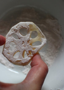 3、黃金炸藕盒,莲藕去皮后切片,厚度约0.2公分,藕片沾附玉米粟粉