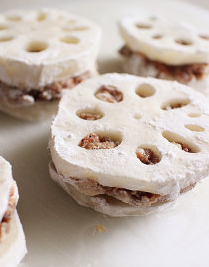 5、黃金炸藕盒,将藕合边缘沾上些许玉米粟粉后静置5分钟