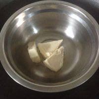 5、黑纹奶酪饼干,奶油奶酪放入另一容器里隔温水搅打均匀。
