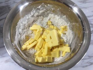 2、爱心型凤梨馅夹心挞饼,混合均匀后加入黄油和水。