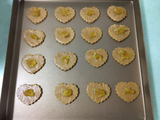 7、爱心型凤梨馅夹心挞饼,在中间放入适量的凤梨馅。