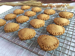 13、爱心型凤梨馅夹心挞饼,成品图。