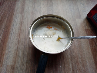 5、椰蓉南瓜糕,再放入细砂糖、牛奶；