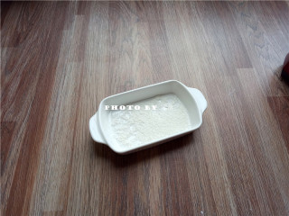 8、椰蓉南瓜糕,容器底部撒上适量椰蓉；