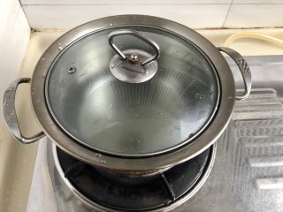 4、夏日里的开胃小凉菜➕蒜蓉炝拌金针菇,取一小汤锅，坐锅烧。准备一会焯烫金针菇