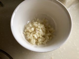 11、夏日里的开胃小凉菜➕蒜蓉炝拌金针菇,蒜切蒜蓉放入