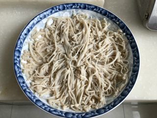 9、夏日里的开胃小凉菜➕蒜蓉炝拌金针菇,烫好的金针菇捞出装盘备用