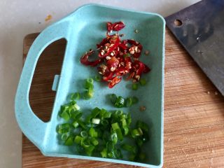 13、夏日里的开胃小凉菜➕蒜蓉炝拌金针菇,小米椒切细丝备用