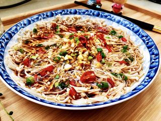 26、夏日里的开胃小凉菜➕蒜蓉炝拌金针菇,成品