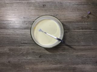 6、肉桂苹果派,混合均匀至细砂糖溶化。