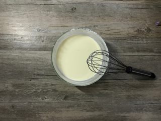 7、肉桂苹果派,筛入玉米淀粉。搅拌至无颗粒。