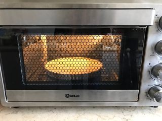 13、肉桂苹果派,放入烤箱180度烘烤10分钟。（此时我们可以处理苹果片了，将苹果洗净去核再切成薄片，此步不宜过早，因为苹果时间一久就会氧化，另外准备20g苹果丁和蜂蜜混合）