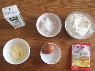 1、零失败超简单的软香小松饼,准备好所有的食材；