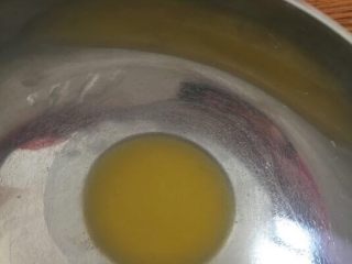 2、零失败超简单的软香小松饼,黄油融化至液态，不锈钢料理盆比玻璃材质的料理盆更导热，融化更快；