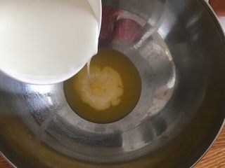3、零失败超简单的软香小松饼,倒入牛奶搅拌均匀；