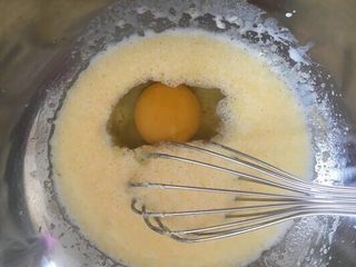 4、零失败超简单的软香小松饼,依次加入鸡蛋打散，