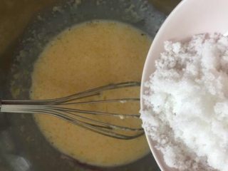 5、零失败超简单的软香小松饼,再加入砂糖搅拌均匀；