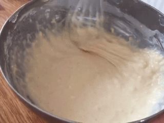 8、零失败超简单的软香小松饼,一定要用Z字形或者一字形来搅拌，防止面粉出筋。