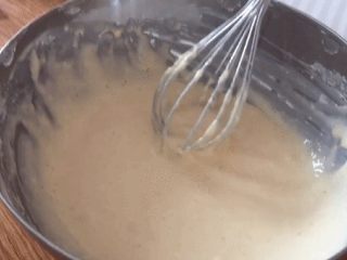 9、零失败超简单的软香小松饼,最终变成细腻粘稠、有流动性的面糊，就OK啦！