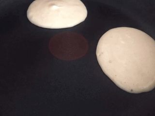 10、零失败超简单的软香小松饼,用裱花袋或者勺子将面糊摊人平底锅，全程小火；