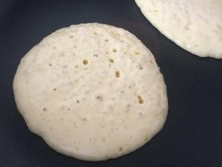 11、零失败超简单的软香小松饼,小火煎至表面出现气泡，马上翻面；