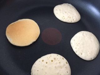 12、零失败超简单的软香小松饼,翻面后再煎10几秒就可以啦！