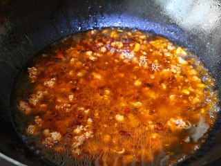 9、肉沫烧豆腐,用锅铲将肉沫划散开，待肉沫变色，炒出香味后加适量的水没过食材。