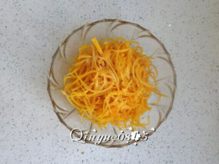 6、蜂蜜橙子茶,用盐反复的搓橙皮丝，用水冲洗干净。同样反复几次。