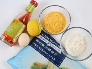 1、香烤鱼米花,准备好食材:鲽鱼片、面包糠、面粉、鸡蛋、柠檬、甜辣酱。